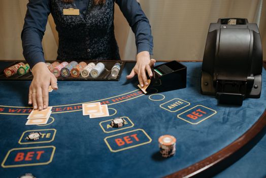 Mesa de cartas estilo poker — arte conceitual 22CC